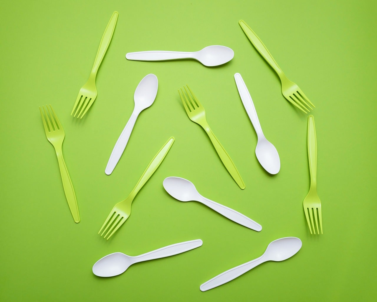 Single-use plastic cutlery and plates to be banned in England