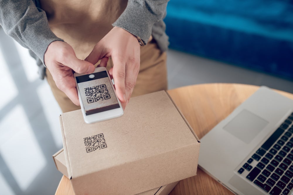 Kode QR menempati real estate berharga pada kemasan. Kredit: Dmytro Zinkevych melalui Shutterstock.